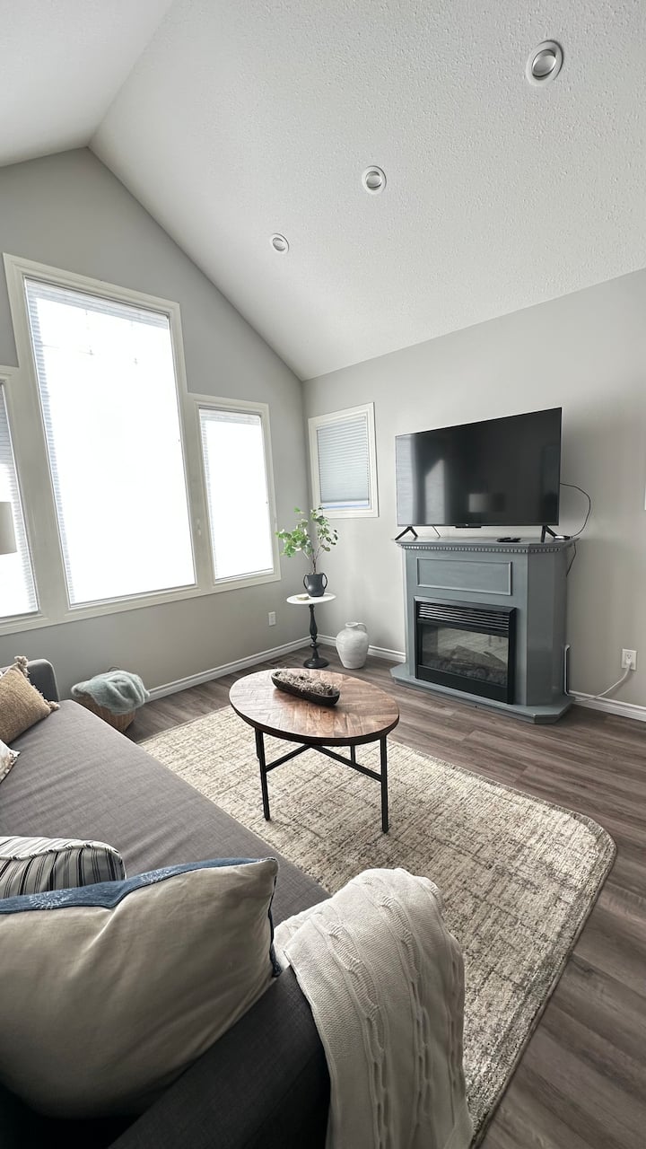 Peaks & Pines Lodge / Luxury Views & Nature - Canmore