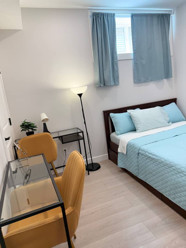 ️ เตียงควีนไซส์
 ผ้าปูที่นอนสะอาด
 ที่เก็บเสื้อผ้า
 มีของใช้จำเป็นให้ (ผ้าขนหนู สบู่ ฯลฯ)
️ หมอนและผ้าห่มเสริม
 ไม้แขวนเสื้อ
 ระบบทำความร้อน
 Room-Darkening Shades