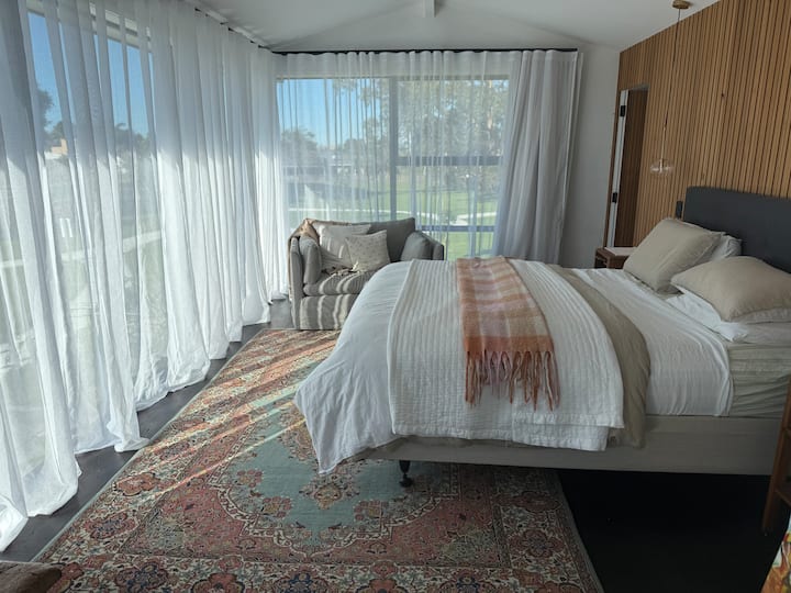 Grande suite parentale avec salle de bain attenante, lit king size et climatisation. Vue sur le parc et située à l'étage, cette chambre est privée et tranquille. 