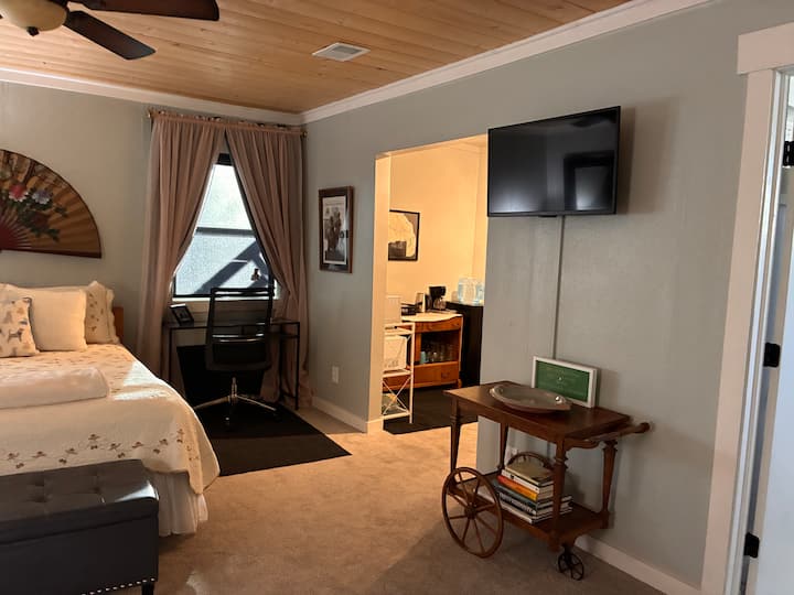 Lovely Master Suite W/ Kitchenette & Ensuite Bath - Woodland, CA