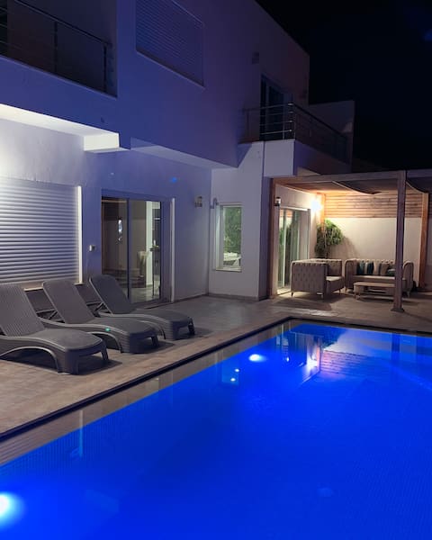 Thailand luxury villa
Netflix, Amazon Prime