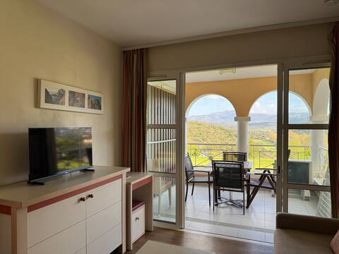 Propriété Airbnb réussie: Air-Conditioned Studio-Cabin Centre Cap Esterel à Saint Raphaël