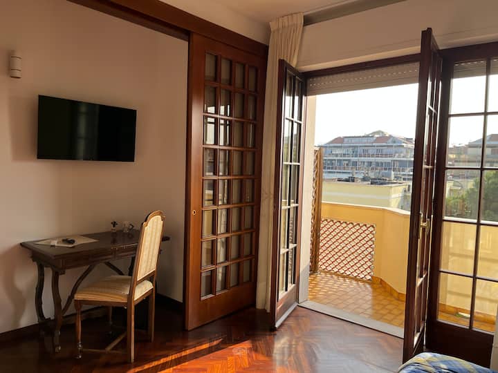 Luce naturale e accesso indipendente al balcone che dà sulla via principale.