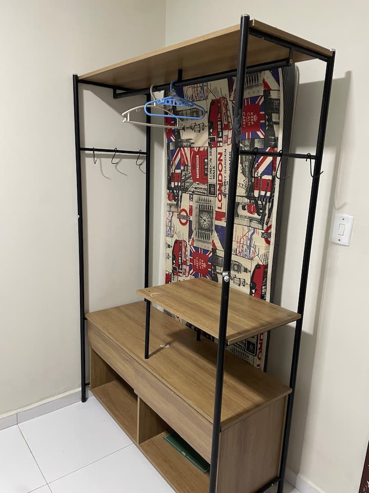 Малък гардероб за съхранение на дрехи. 