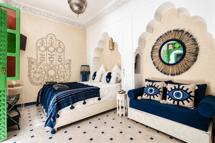 Suite Majorelle à Marrakech, Suite élégante avec 1 lit double et 1 lit d’appoint enfant, vu piscine, Climatisation, TV câblée, Wi-Fi fibre HD. Séjour chic et authentique au cœur de la médina proche des souks.