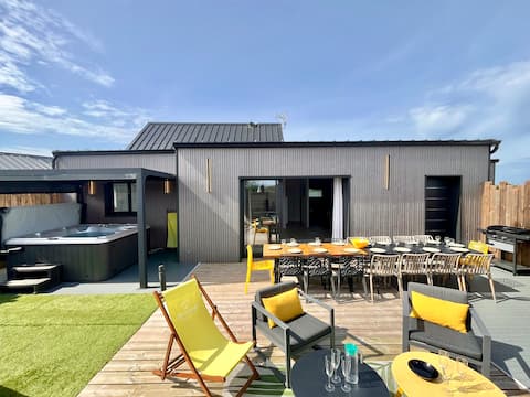 3 cottages near the sea with spa and large garden