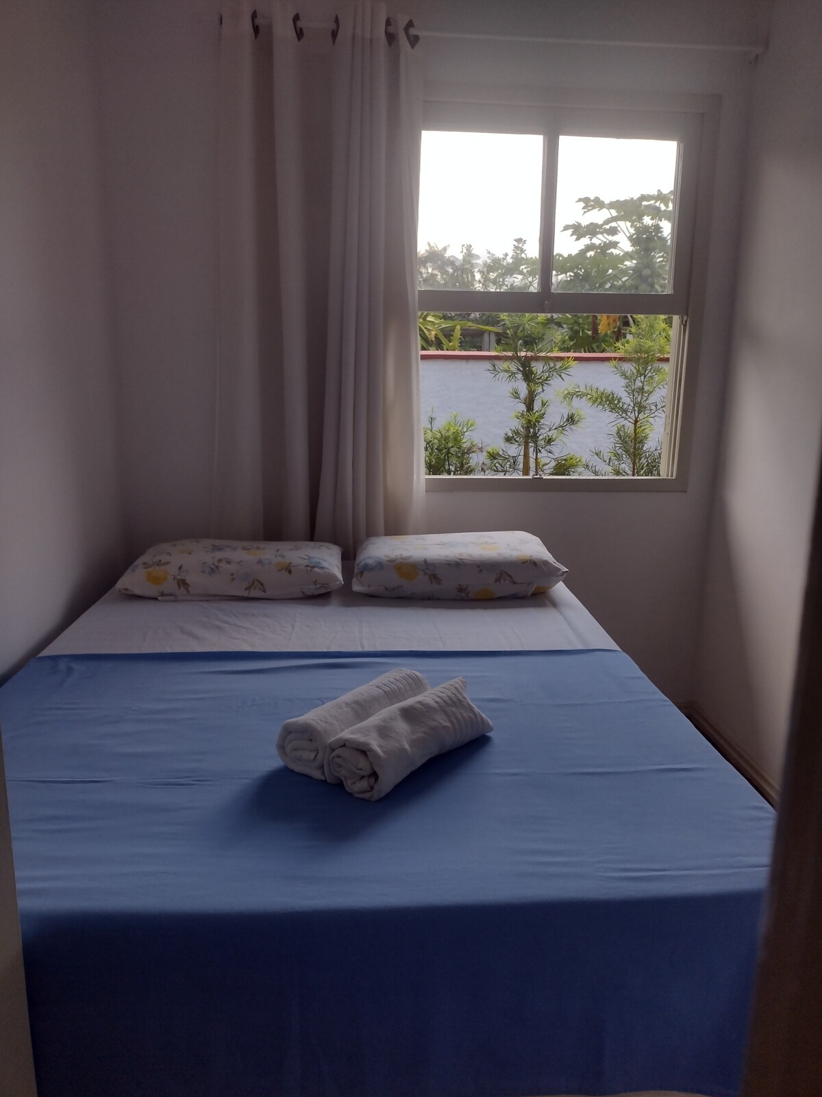 dit is kamer twee 
tweepersoonsbed met ventilator 