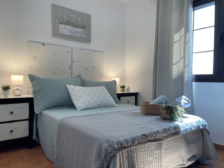 Дупли кревет (широк 1,35x1,90 м).