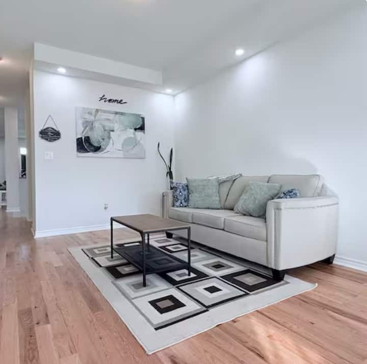 พื้นที่ด้านหน้านี้มีพื้นที่นั่งเล่นที่อบอุ่นพร้อมโซฟาที่สะดวกสบาย เหมาะสำหรับการพักผ่อนหรือพูดคุยกับครอบครัวและเพื่อน 