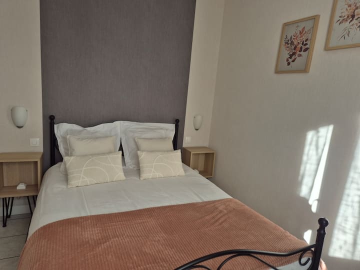 Elegantes Elternschlafzimmer mit einem bequemen Doppelbett.