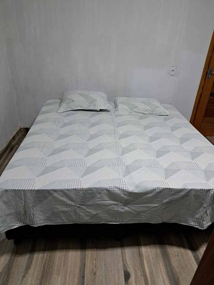 Chumba hiki kina kitanda cha watu wawili na magodoro mapya ya mbao yenye starehe sana,
na kiyoyozi 