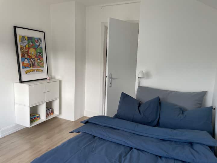 Საძინებელი № 2  - საწოლი 120x200 მატრასით, ზედა მატრასით და მატრასის ზედა დაცვით (1 ზრდასრული+ ბავშვი ან ორი ბავშვი) -NB! Ეს მხოლოდ ერთი შემოთავაზებაა.
Გაითვალისწინეთ, რომ საძინებლები ერთმანეთის გვერდითაა, ერთი უნდა გაიაროთ, რომ მეორეში მოხვდეთ.