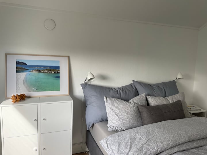  Საძინებელი № 1/2 სართული  
 Ორადგილიანი საწოლი 150x200 სმ დიდი მატრასით, ზედა მატრასითა და ზედა მატრასის დაცვით - სივრცე 2 ზრდასრულისთვის. 
(უშუქო ფარდა, რომელიც სასარგებლოა შუაღამის მზეზე)
Საძინებლები მიჯაჭვულია, ერთი უნდა გაიაროთ, რომ მეორეზე გადახვიდეთ.