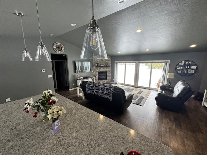 West Side Ranch. 3 Bedrooms. 2 Bath - Oshkosh, WI
