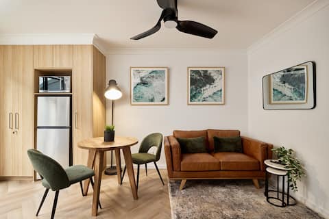 Top performing Airbnb: 10% Off for June & July Hurry book now! in Darlinghurst