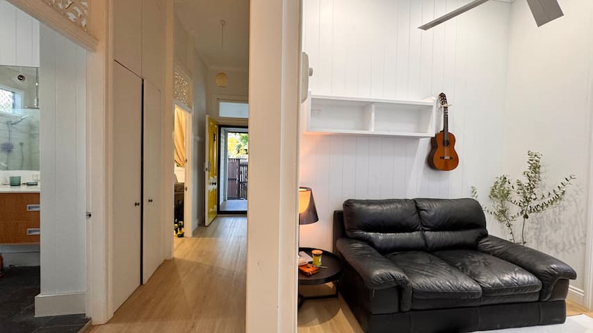 Charming Queenslander Home in South Bank gallery image 3