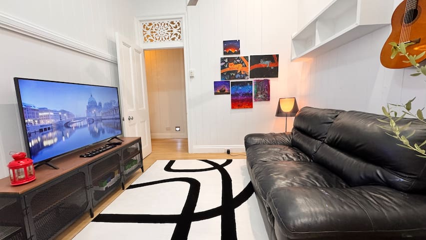 Charming Queenslander Home in South Bank gallery image 4