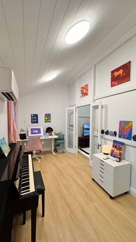 Charming Queenslander Home in South Bank gallery image 5