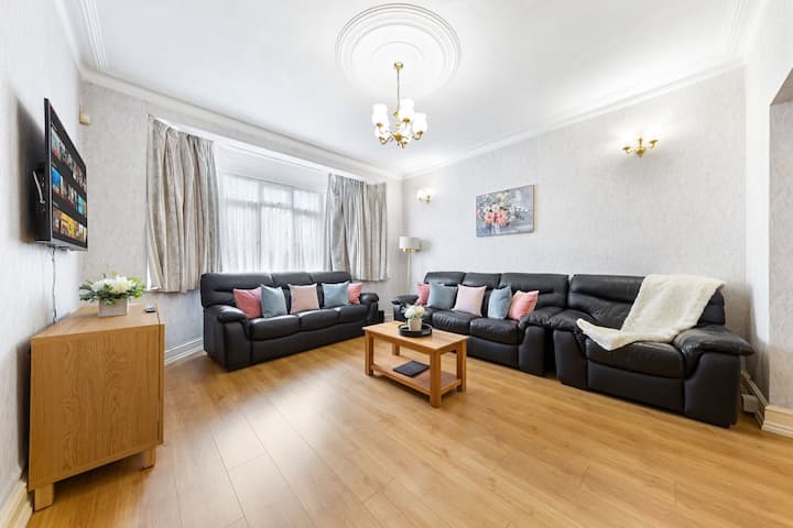 Grove House | Hendon | Free Parking | Near Station - London