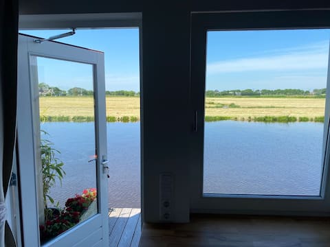 Room on the River, 15 mn by bus from Amsterdam CS