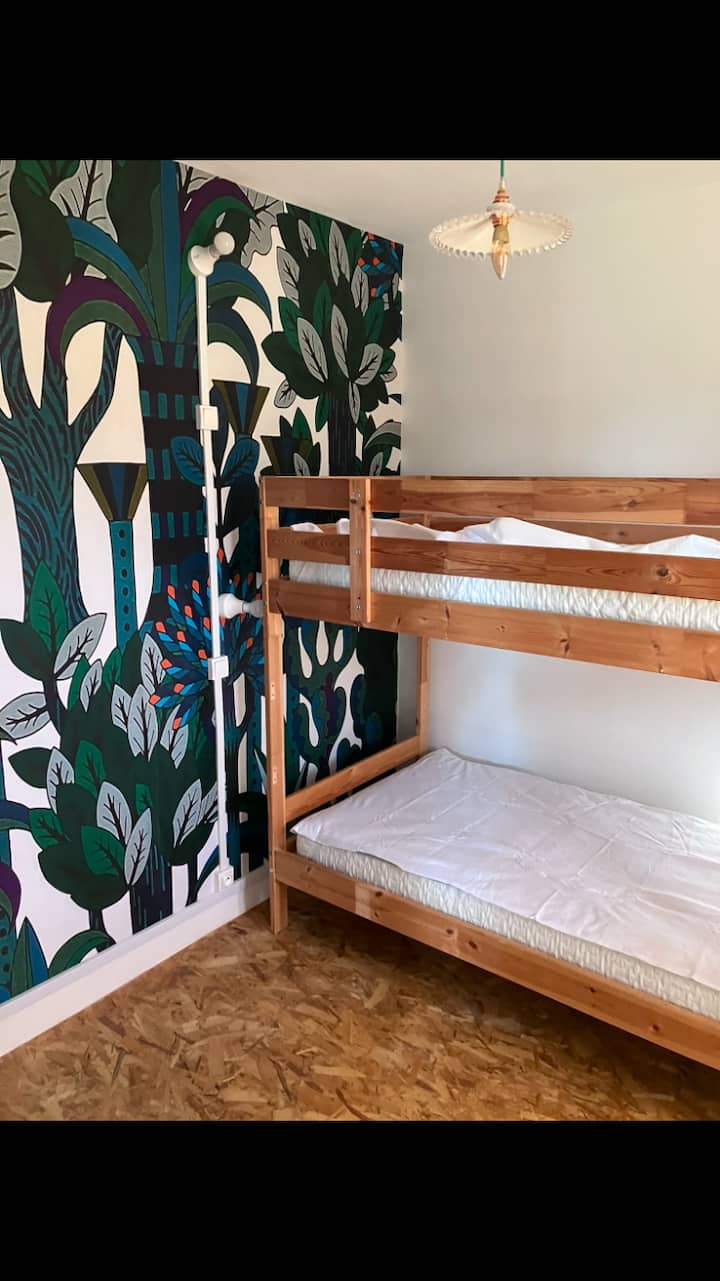 Chumba cha watoto: Kitanda cha ghorofa, rafu ya nguo