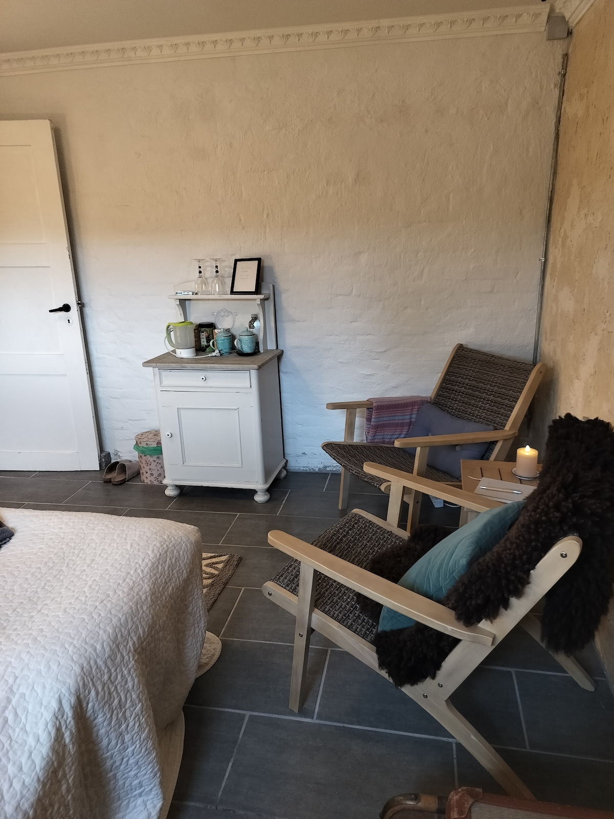 U sobi je moguće pripremiti kavu ili čaj i uživati u čaši vina. 