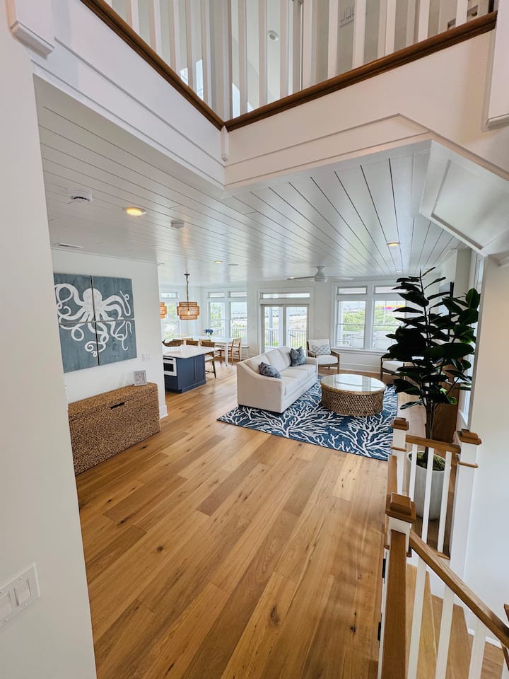 Beach House on 5th.
2nd + 3rd floor
Brand New!