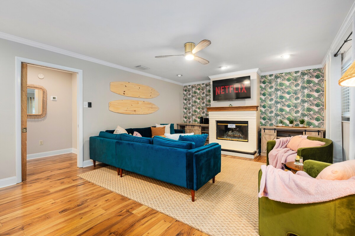 Popular Airbnb listing: Family Escape w/ Pool, Mini Golf, Firepit, Arcade in Clearwater