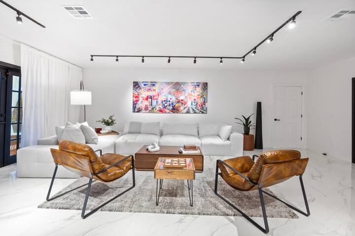 Luxurious Waterfront Home gallery image 2