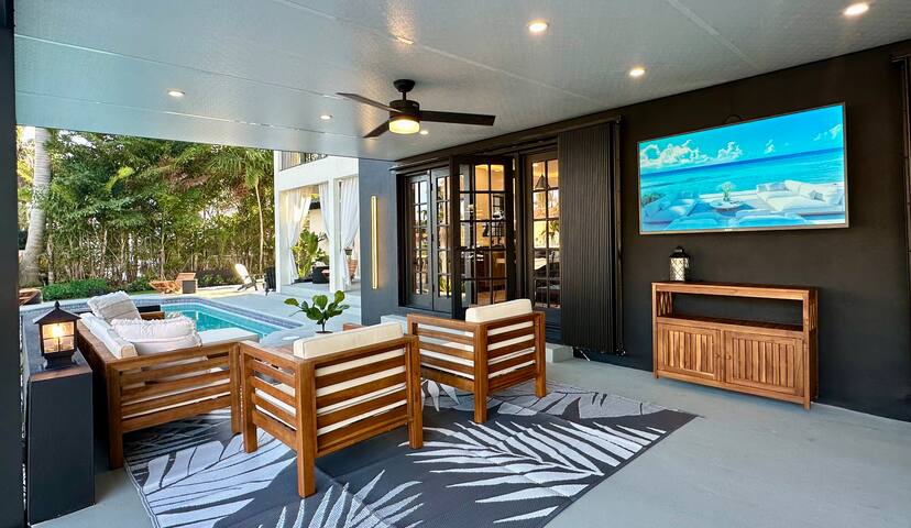 Luxurious Waterfront Home gallery image 4