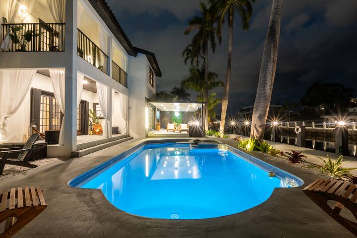 Luxurious Waterfront Home gallery image 3