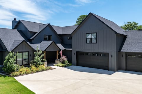 Sleeps 20+ | Cedar Creek | Boat/Jetski Rentals