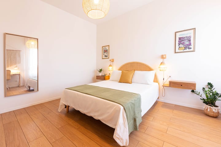 Comfortabele grote slaapkamer met een queensize bed, ideaal voor een ontspannen verblijf in een rustige omgeving.