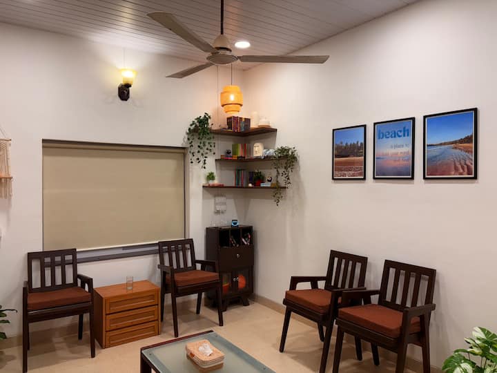 पढ़ने और आनंद लेने के लिए रहने वाले लोगों के लिए छोटे बुकशेल्फ़