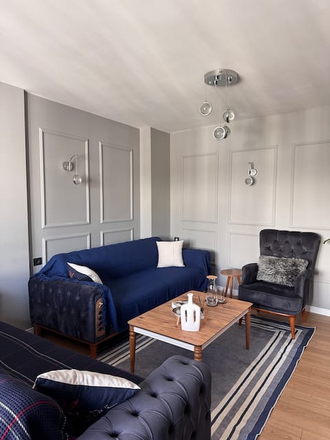 Top Airbnb: Luxury Apartment in Alsancak Center in Konak