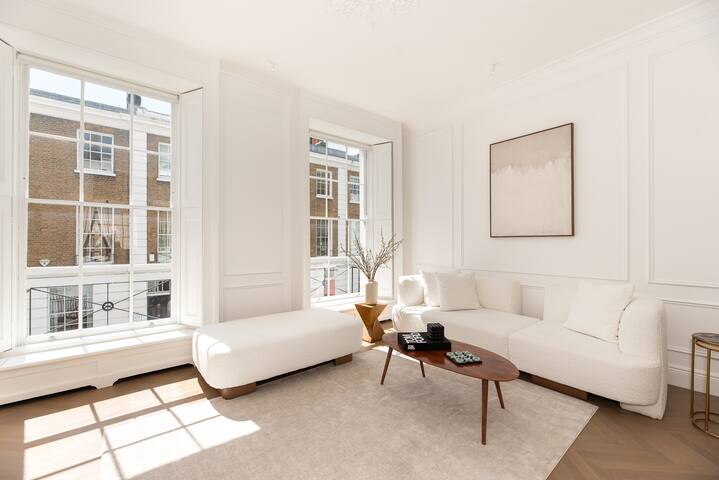 Luxurious 3 Bedroom Apartment in Chelsea gallery image 2