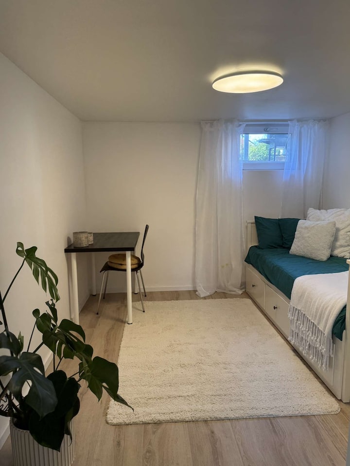 Cama de 80 cm que se puede sacar y convertirse en 160 cm. También hay una silla de cama disponible al reservar 5 personas. También hay disponible una cama de viaje para niños más pequeños. 