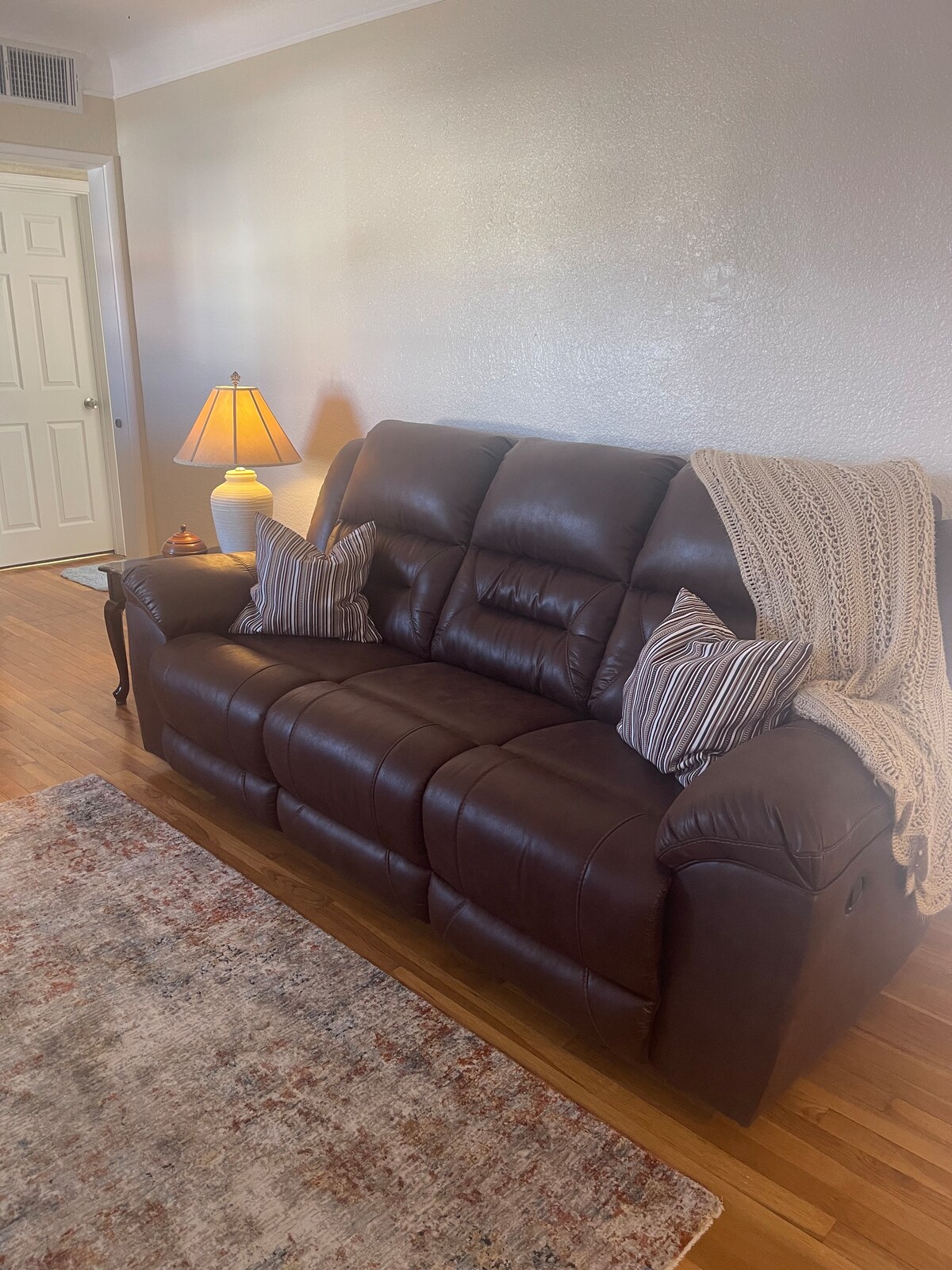 Top performing Airbnb: Pam’s Place Clean, cozy, quiet, UMC, Ft Bliss I-10 in El Paso