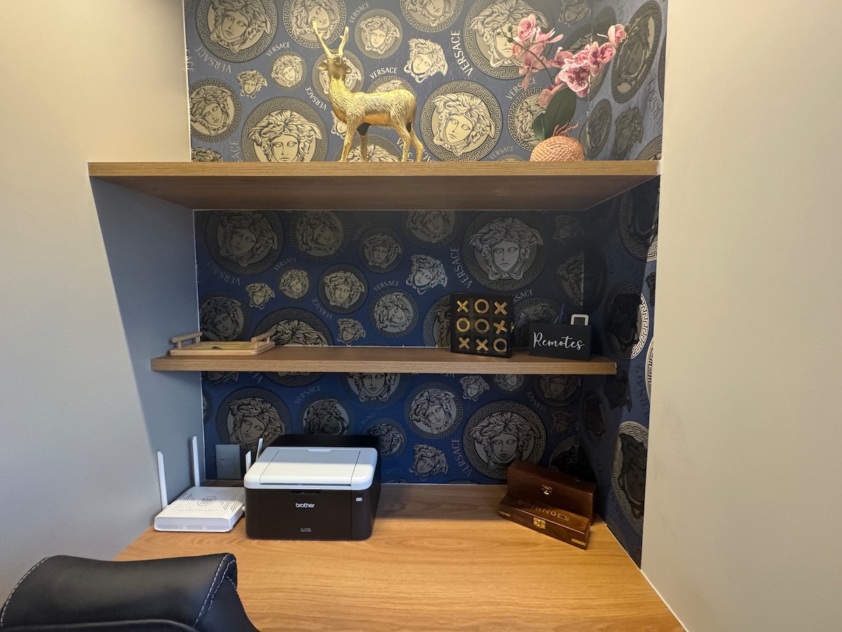 Espace dédié au travail avec une imprimante dans la chambre à coucher 