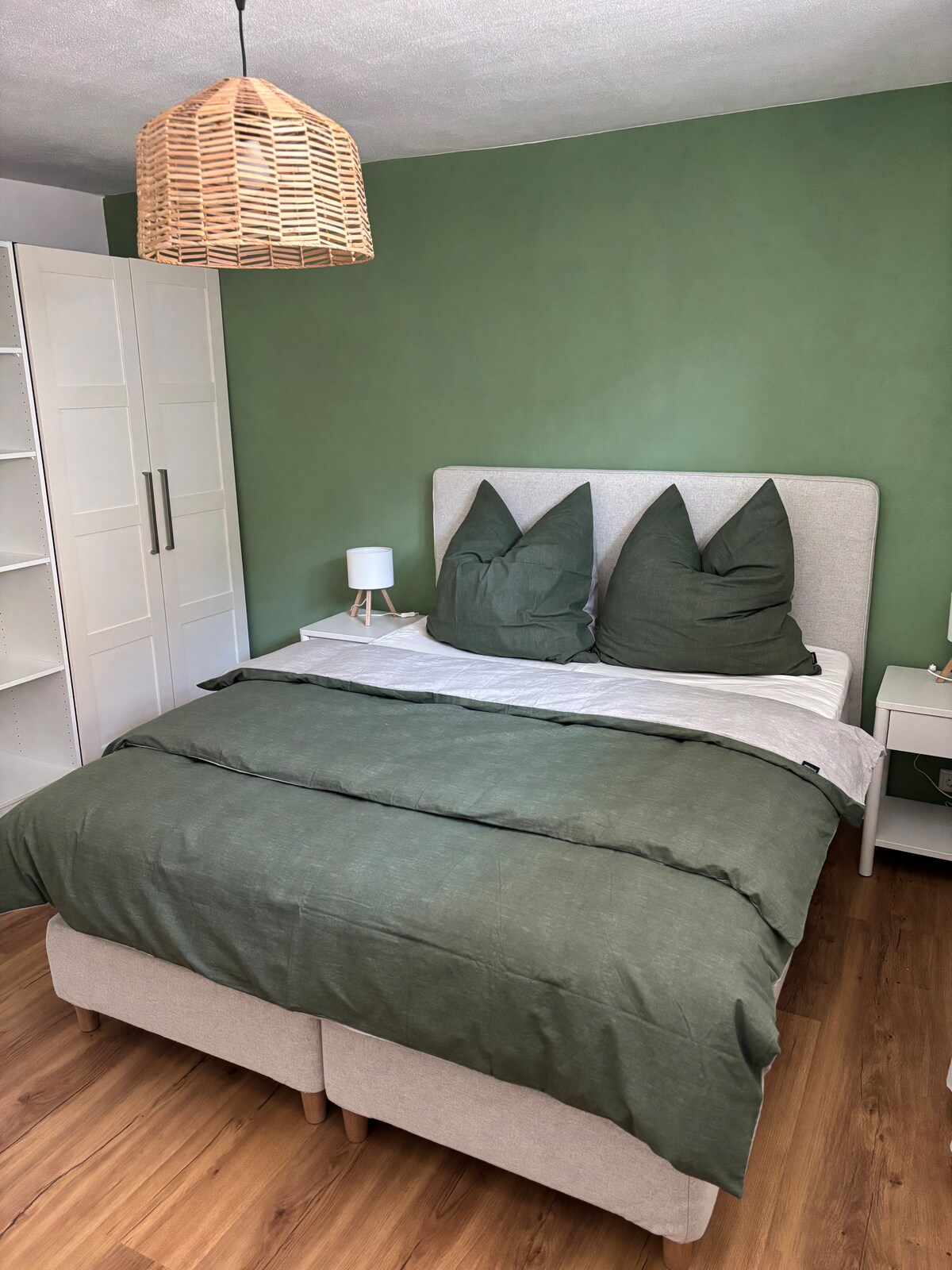 غرفة نوم بسرير مريح لليالي المريحة 