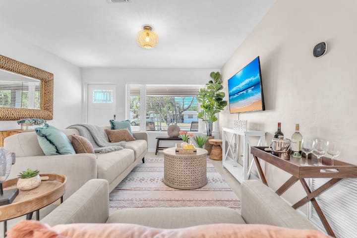 Modern 3br | 1 Mi. To Beach | Pool, Putting Green! - Pompano Beach, FL