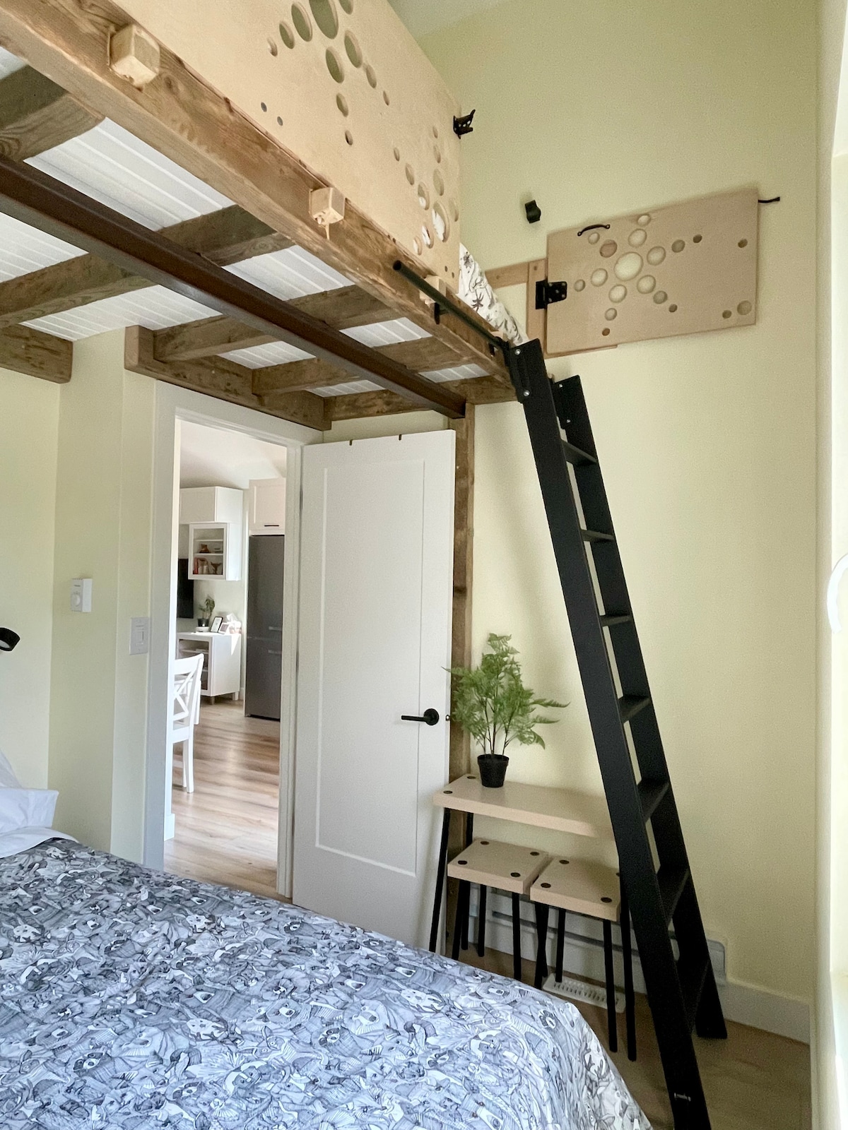 Cama doble y altillo para dormir arriba con una cama individual. La madera es de los antiguos establos de caballos de la pista de carreras de caballos Northlands original de Edmonton construida a finales de 1800. ¡Puedes ver las marcas de las pezuñas de los caballos! ¡Una verdadera pieza de la historia de Edmonton!