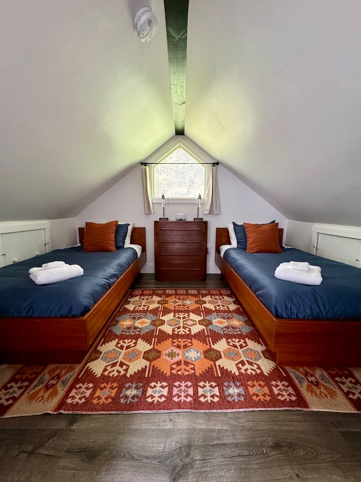 საძილე ლოფტი (ბლოკი 1) ორი ერთადგილიანი საწოლით, კომოდით (გამოსაწევი სამუშაო მაგიდით — ეკრანი, USB კაბელი და კლავიატურა მოწოდებულია) და საწოლთან სინათლის რეგულირების შესაძლებლობით, დამუხტვის ფუნქციით.