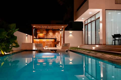 Casa Marluz: Pool, BBQ & Beach Just Steps Away