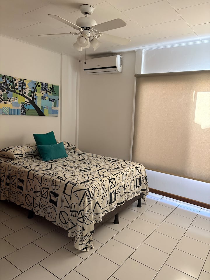 Habitación para una pareja en cama tamaño Queen