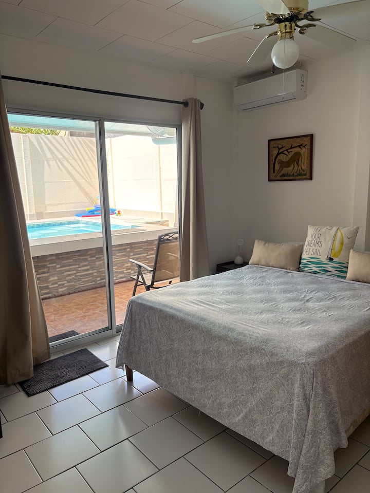 Habitación principal para 1 pareja con cama tamaño Queen y baño