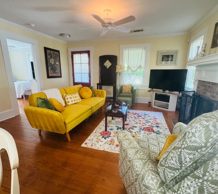 Sofá nuevo que se convierte en una cama doble. Nuevo sillón reclinable, silla y alfombra. 