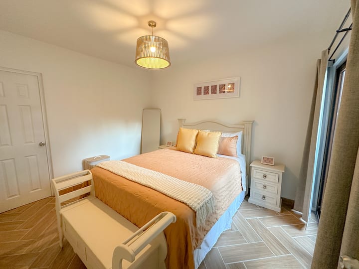 Главната спална соба се наоѓа на првиот кат. 