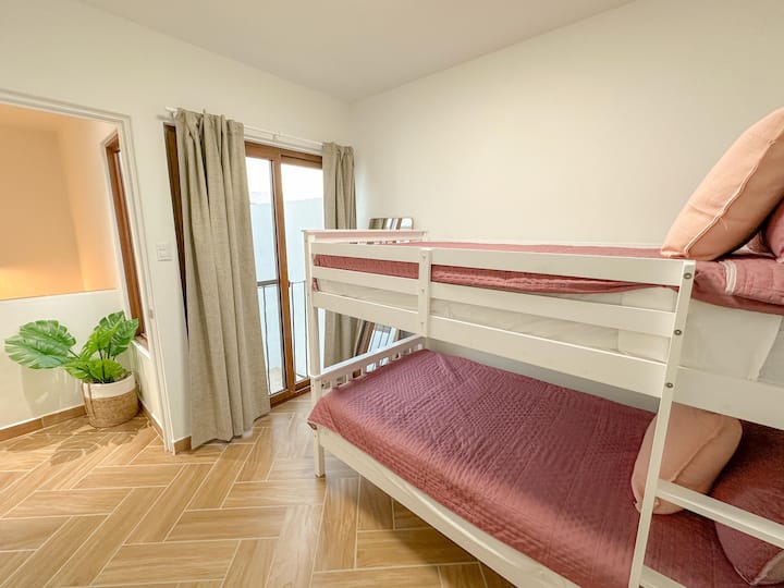 Стаклените врати, исто така, обезбедуваат одлична сончева светлина во текот на денот.