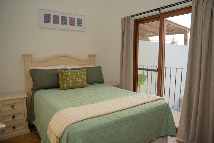 Ова е удобна спална соба со брачен кревет. Вклучува две ноќни масички со вкупно 6 фиоки, корпа за ставање искористена облека и катче каде што може да ја закачите облеката и да складирате други предмети. 